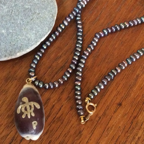 Inlaid turtle on shell/ freshwater pearl bead necklace - Picture 3 of 4
